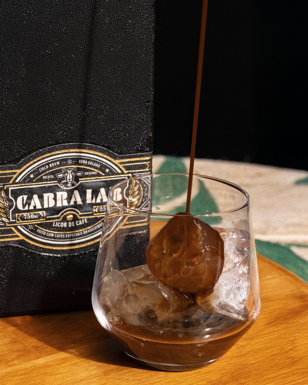 Cabra Lab servido puro no copo com gelo