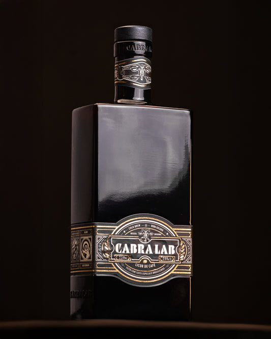Garrafa Cabra Lab Licor de Café 750 ml em fundo preto — cold brew