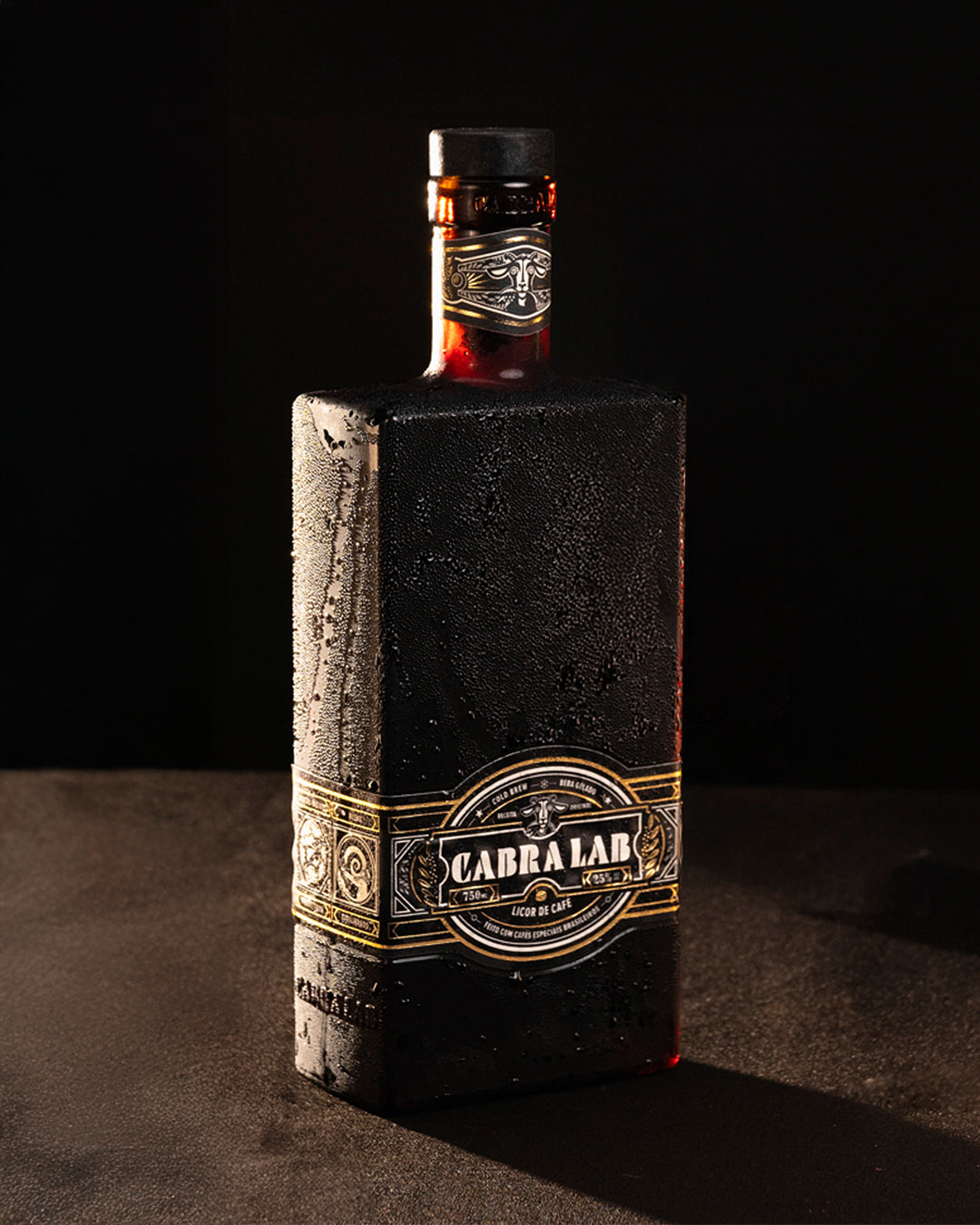 Cabra Lab Licor de Café 750 ml gelado em fundo escuro